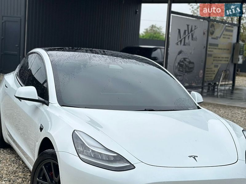 Седан Tesla Model 3 2019 в Черновцах
