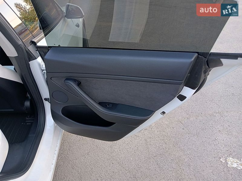 Седан Tesla Model 3 2022 в Кривом Роге