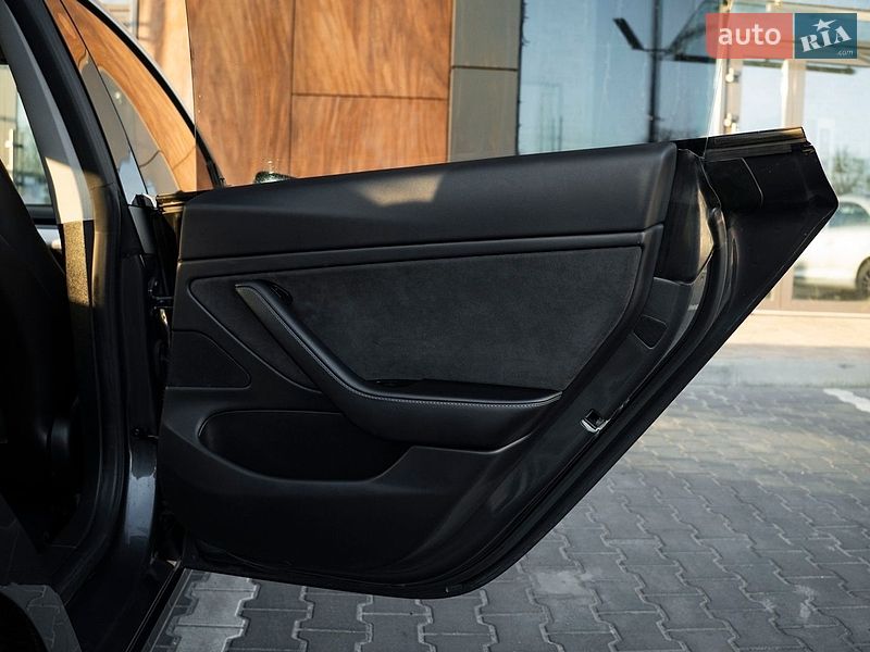 Седан Tesla Model 3 2018 в Києві
