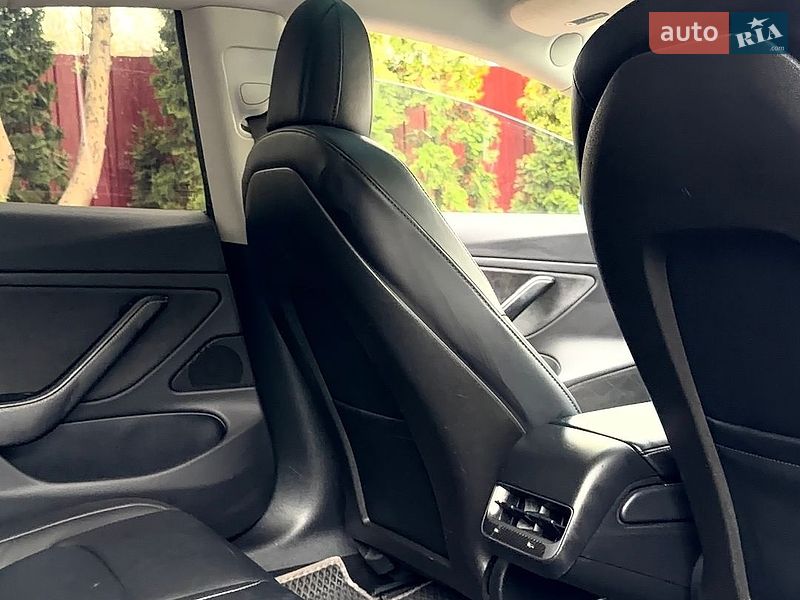 Седан Tesla Model 3 2018 в Броварах