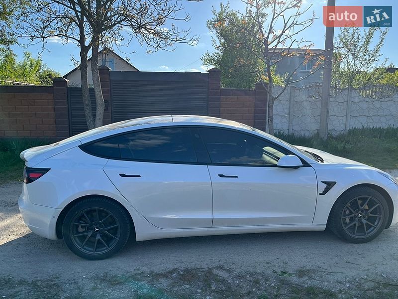 Седан Tesla Model 3 2021 в Киеве