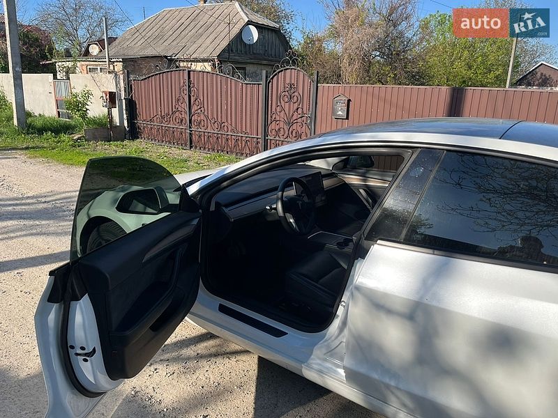 Седан Tesla Model 3 2021 в Киеве