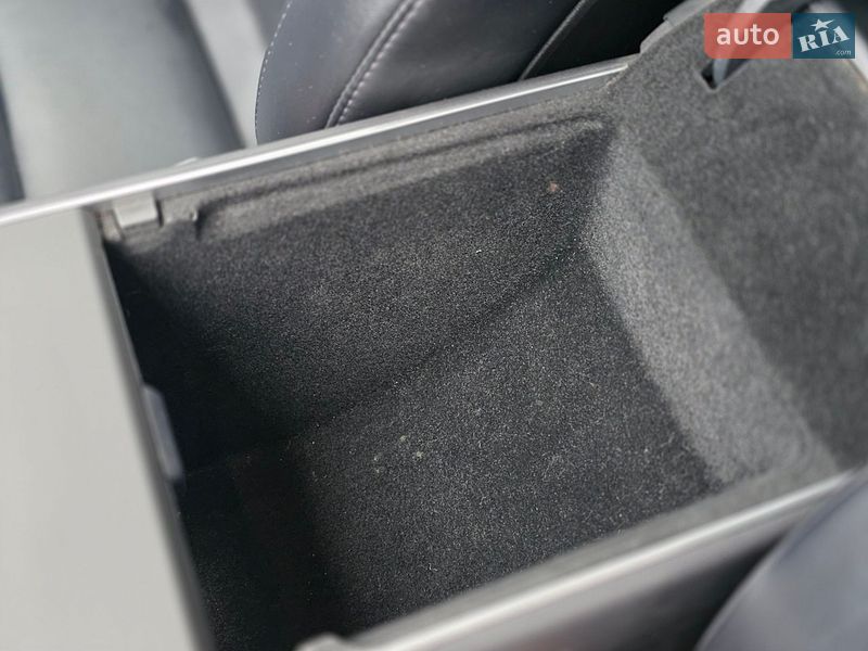 Седан Tesla Model 3 2018 в Львове