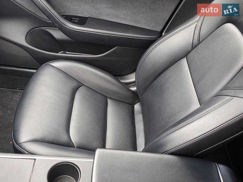 Седан Tesla Model 3 2018 в Львове