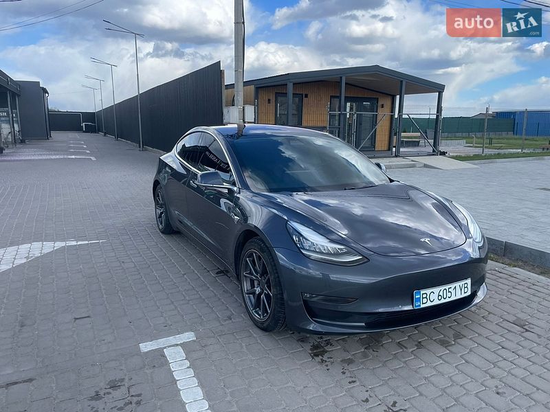 Седан Tesla Model 3 2018 в Львове