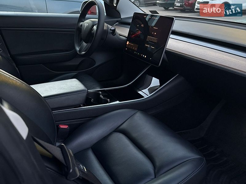 Седан Tesla Model 3 2020 в Виннице