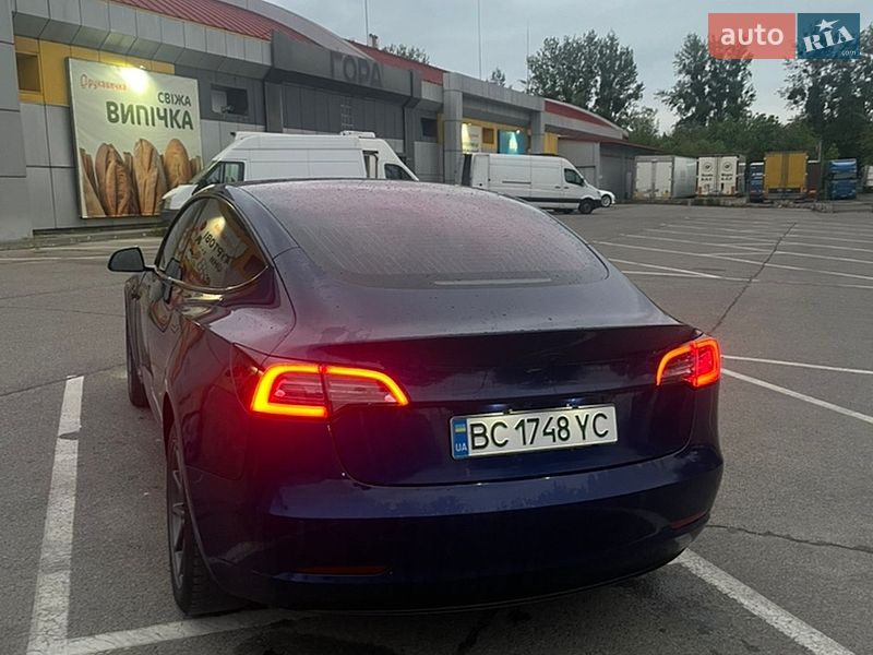 Седан Tesla Model 3 2018 в Львове