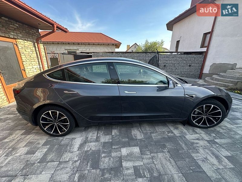 Седан Tesla Model 3 2019 в Киеве