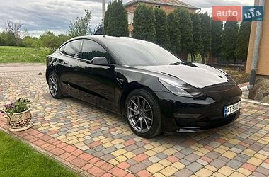 Седан Tesla Model 3 2023 в Івано-Франківську