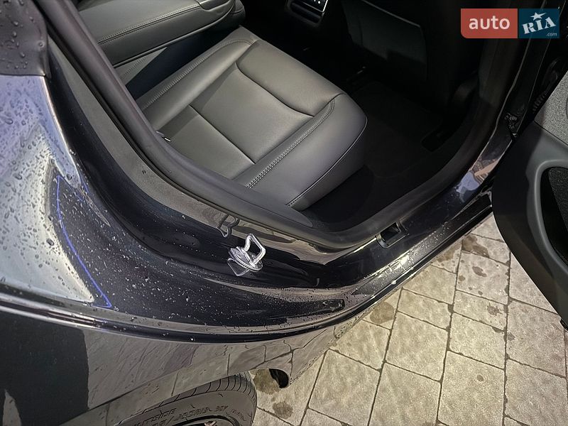 Седан Tesla Model 3 2024 в Львове