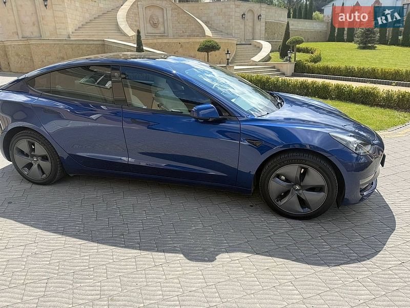 Седан Tesla Model 3 2023 в Львові