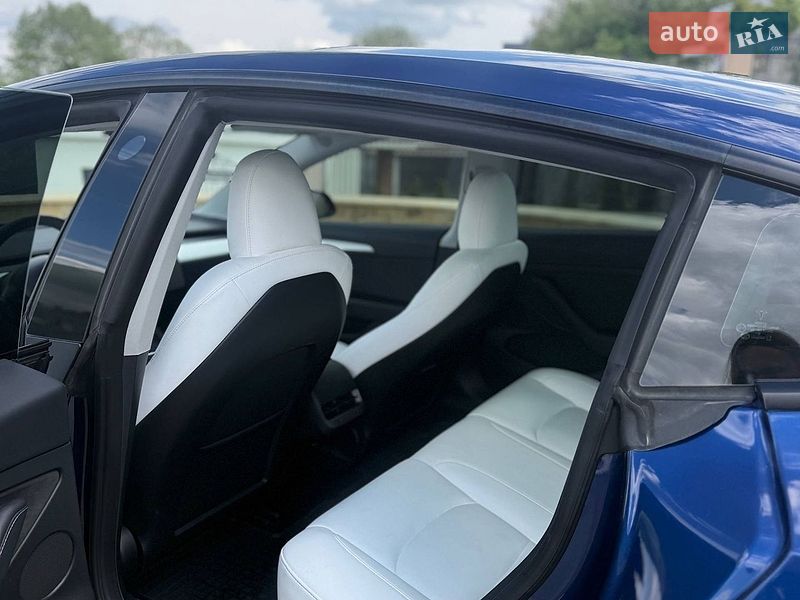 Седан Tesla Model 3 2023 в Львові