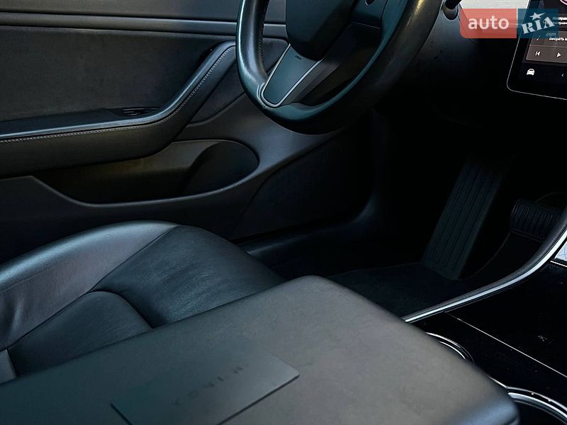 Седан Tesla Model 3 2019 в Одесі