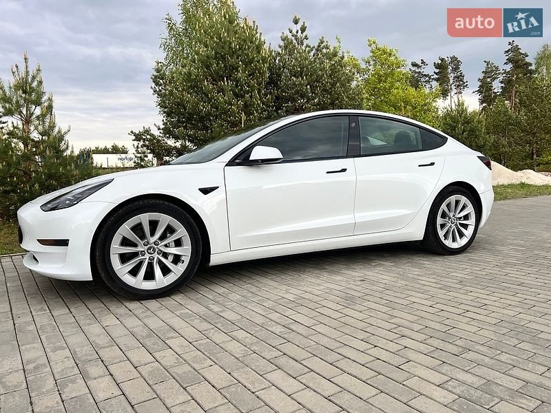 Седан Tesla Model 3 2022 в Костополе