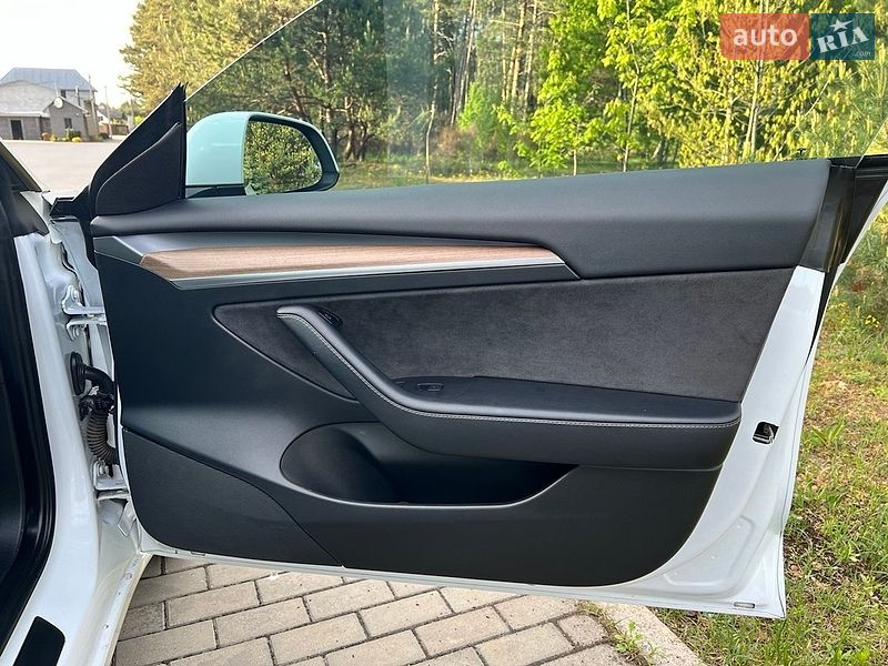 Седан Tesla Model 3 2022 в Костополе