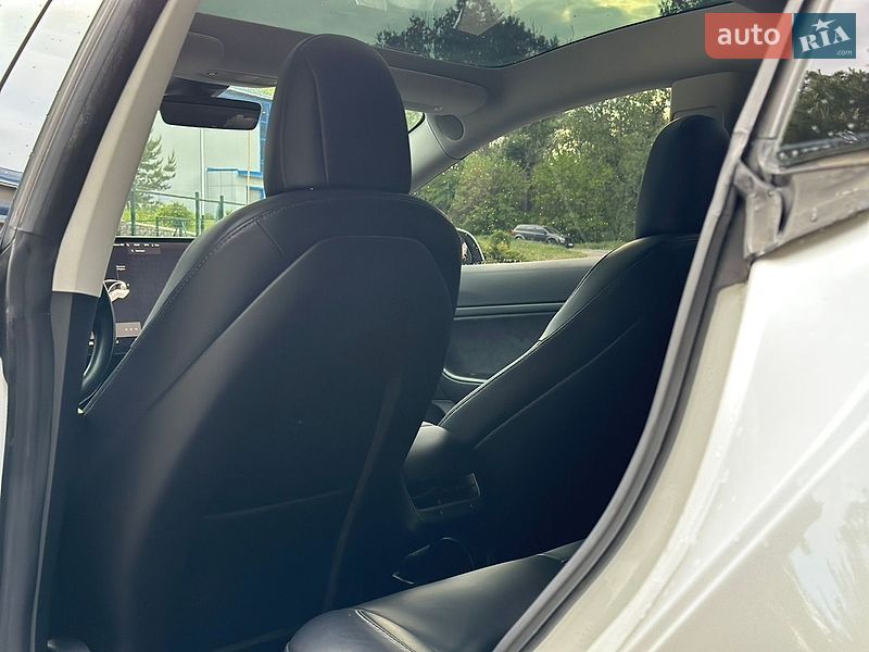 Седан Tesla Model 3 2018 в Кременчуці