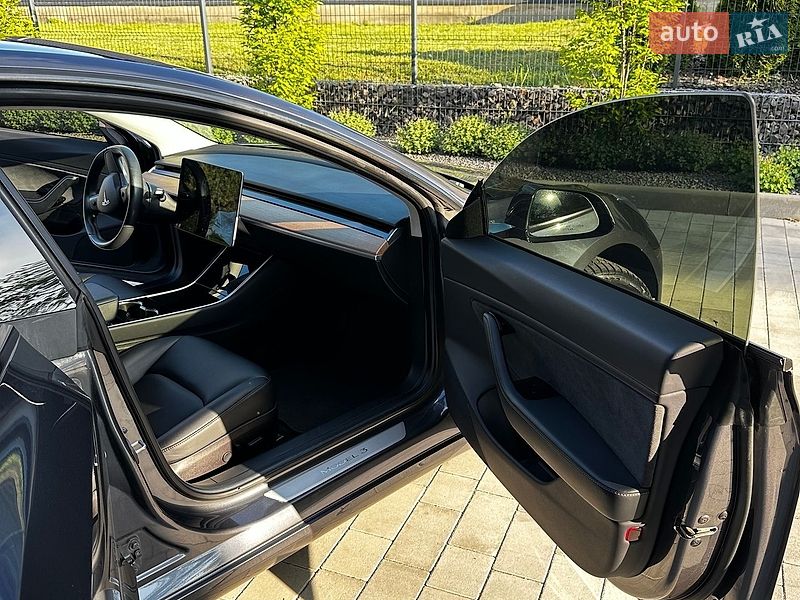 Седан Tesla Model 3 2018 в Луцке