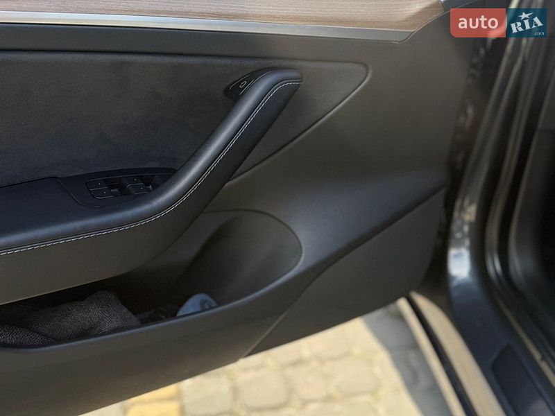 Седан Tesla Model 3 2021 в Львові