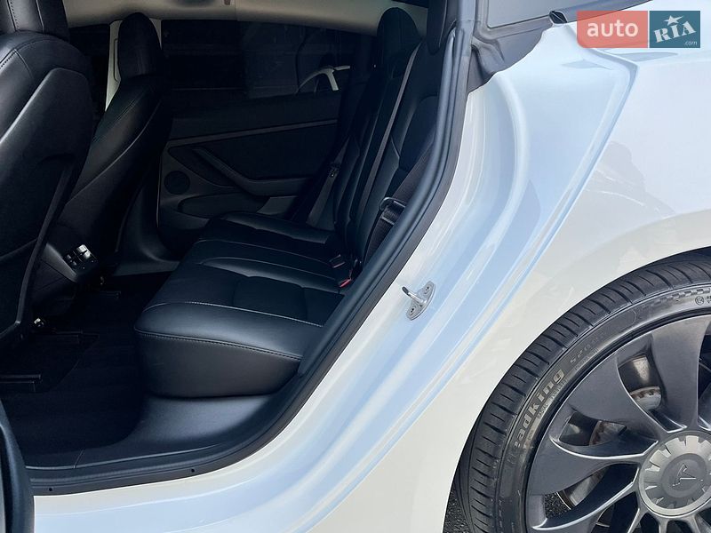 Седан Tesla Model 3 2022 в Киеве