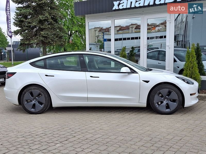 Седан Tesla Model 3 2021 в Львове