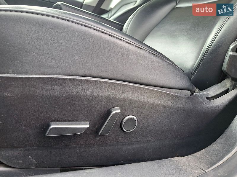 Седан Tesla Model 3 2021 в Львове