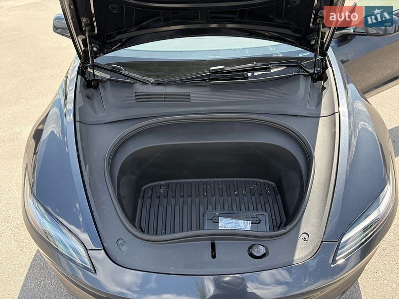 Седан Tesla Model 3 2025 в Рівному