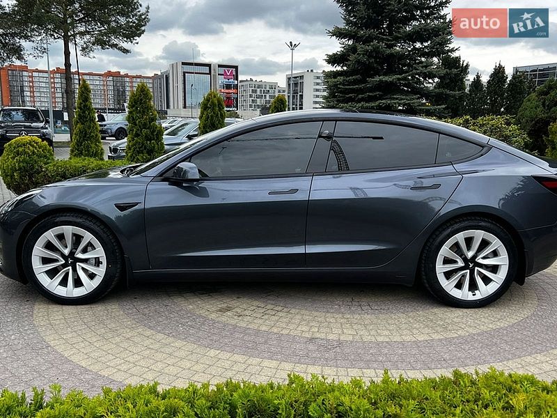 Седан Tesla Model 3 2023 в Львове
