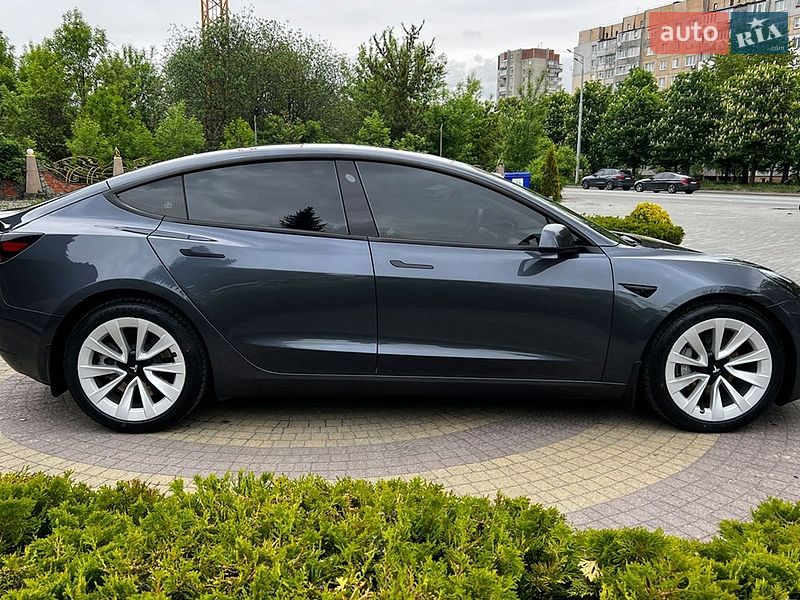 Седан Tesla Model 3 2023 в Львове