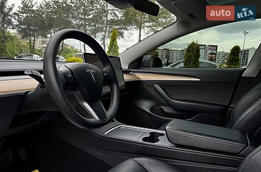 Седан Tesla Model 3 2023 в Львове