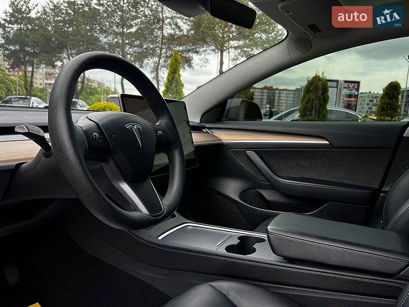 Седан Tesla Model 3 2023 в Львове