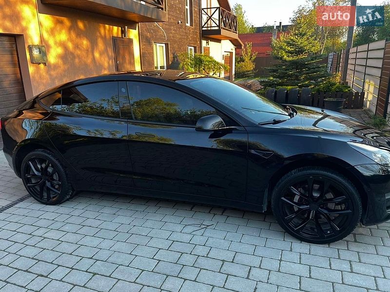 Седан Tesla Model 3 2022 в Львове