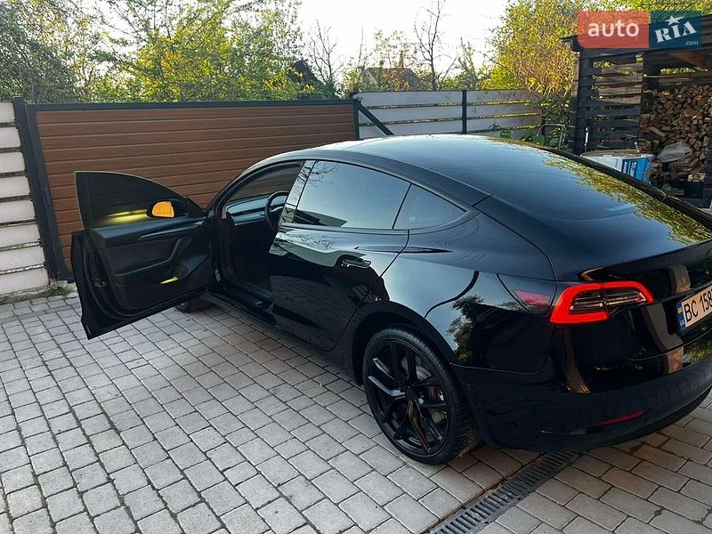 Седан Tesla Model 3 2022 в Львове