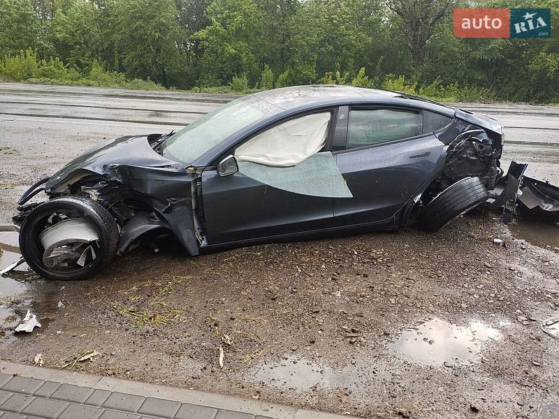Седан Tesla Model 3 2022 в Чернівцях