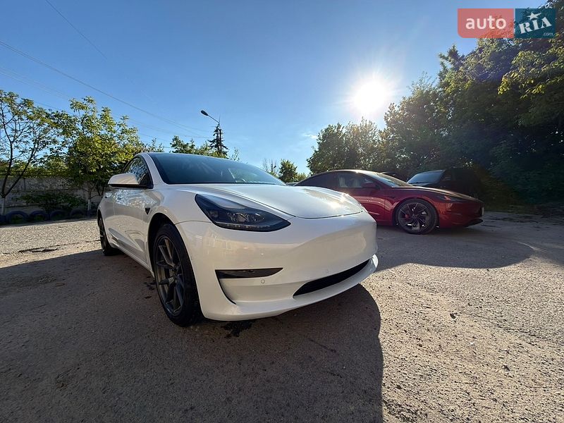 Седан Tesla Model 3 2022 в Киеве