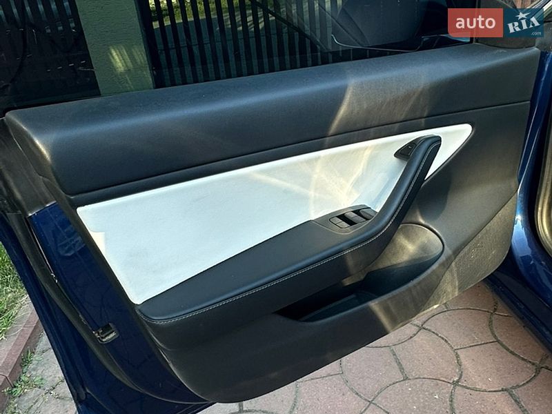 Седан Tesla Model 3 2019 в Луцке