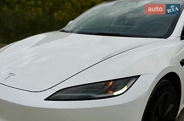 Седан Tesla Model 3 2024 в Южному