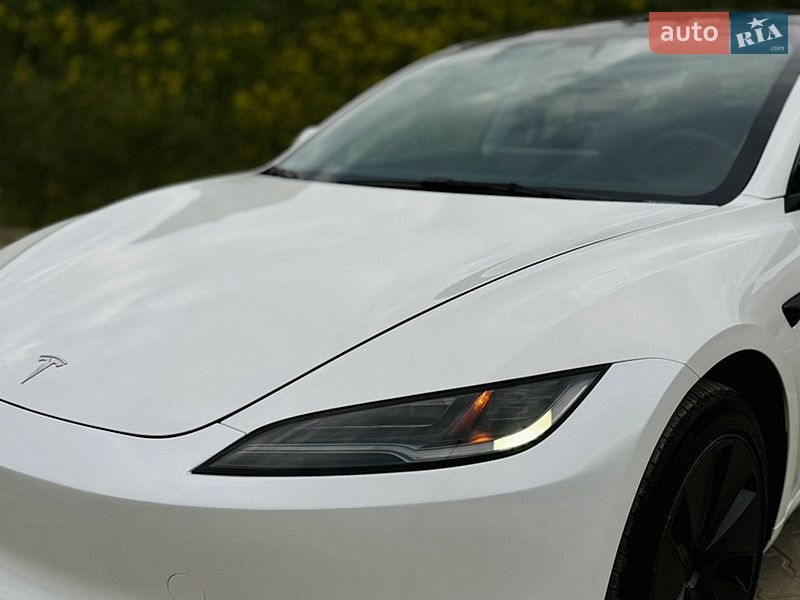 Седан Tesla Model 3 2024 в Южному