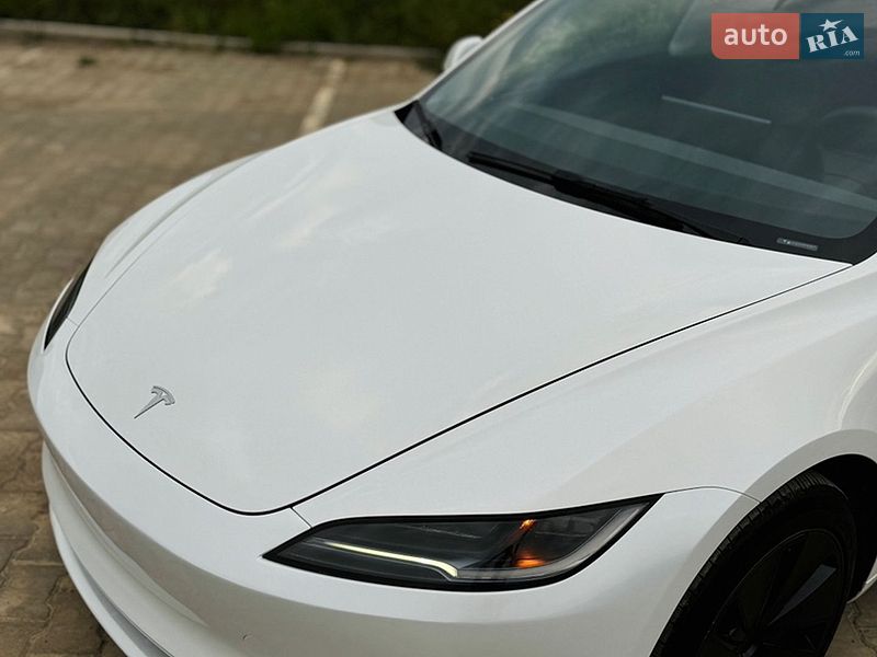 Седан Tesla Model 3 2024 в Южному