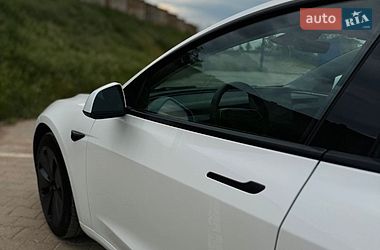 Седан Tesla Model 3 2024 в Южному