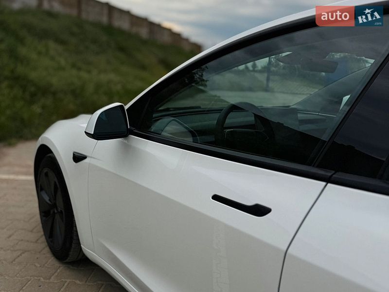 Седан Tesla Model 3 2024 в Южному