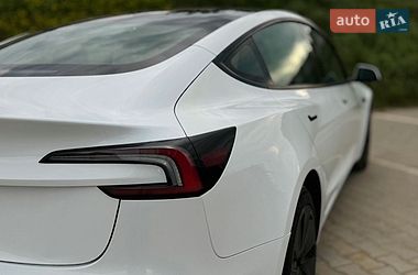 Седан Tesla Model 3 2024 в Южному