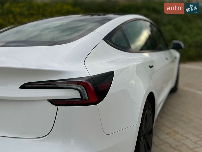 Седан Tesla Model 3 2024 в Южному