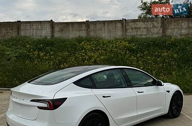 Седан Tesla Model 3 2024 в Южному