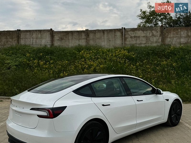 Седан Tesla Model 3 2024 в Южному
