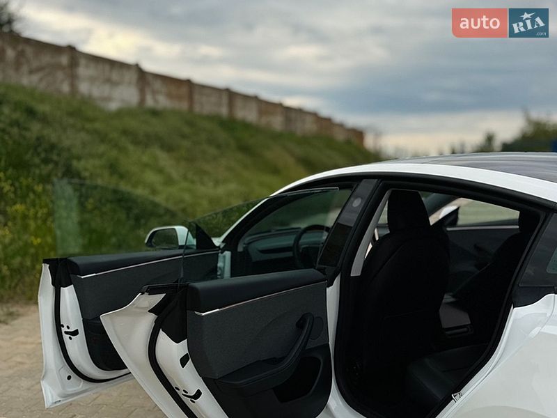Седан Tesla Model 3 2024 в Южному