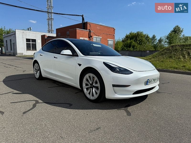 Седан Tesla Model 3 2023 в Києві