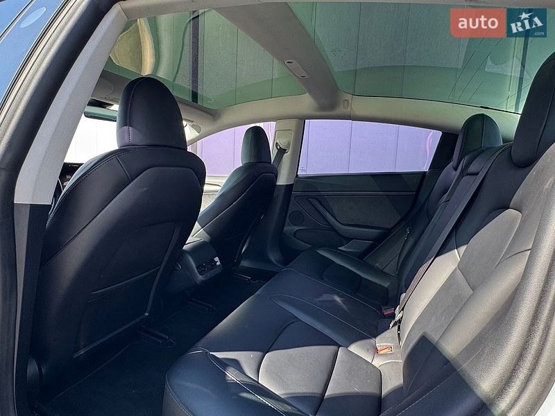 Седан Tesla Model 3 2023 в Києві
