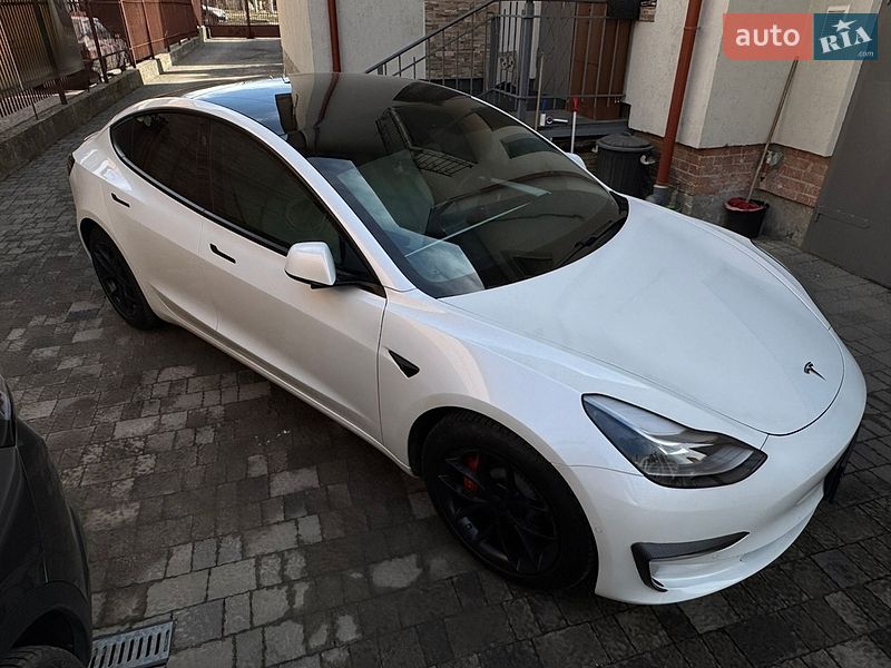 Седан Tesla Model 3 2021 в Львові