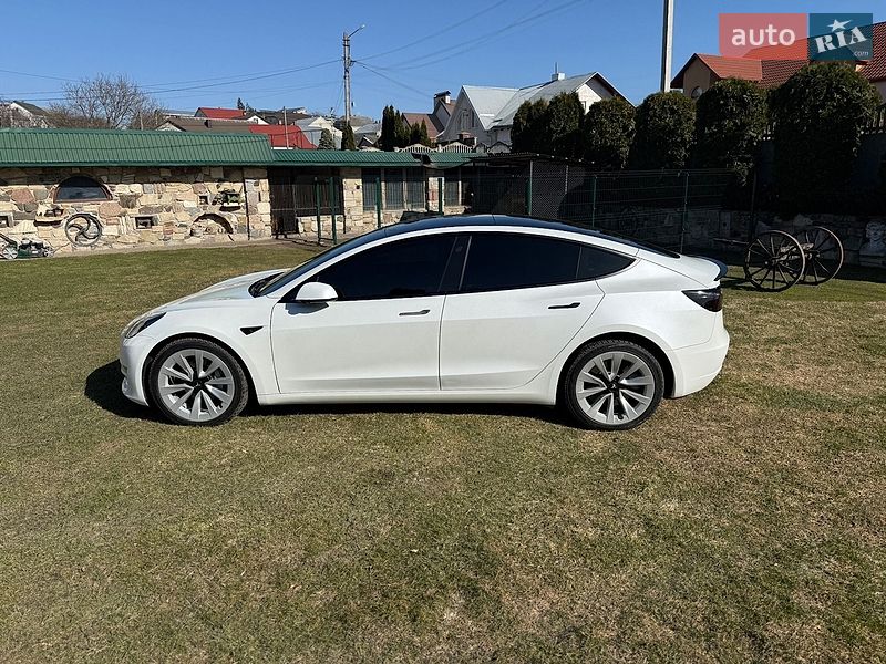 Седан Tesla Model 3 2022 в Львове