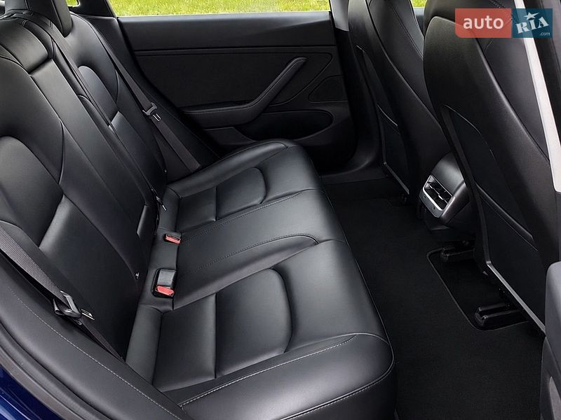 Седан Tesla Model 3 2018 в Великих Мостах